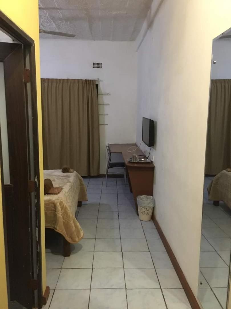 Crown Palace Inn Lusaka Bagian luar foto